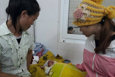 Đau lòng em bé suýt bị mù mắt do... nhỏ sữa mẹ