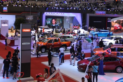 Giá đã giảm mạnh, tại sao thị trường ô tô vẫn vắng khách dịp cuối năm?