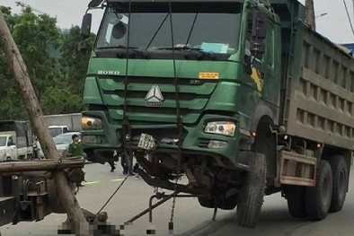 Tai nạn giao thông mới nhất: Ô tô tải mất lái đâm vào xe máy, 1 người tử vong