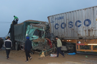 Tai nạn kinh hoàng giữa xe tải và xe container, 2 tài xế mắc kẹt