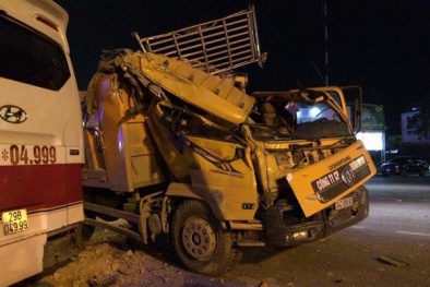 Quảng Ninh: Chạy ẩu, xe chở đất lấn làn đâm trực diện vào đuôi xe du lịch