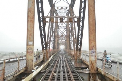 Phát hiện vật thể lạ gần trụ cầu Long Biên nghi giống bom