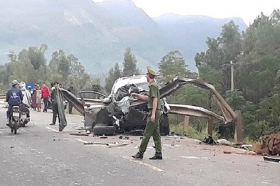 Tai nạn giao thông kinh hoàng: Ô tô đâm vào dải phân cách bẹp dúm khiến 2 người tử vong