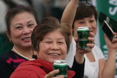 Hàng nghìn người dân Hà Nội mặc thời tiết giá lạnh vẫn cùng nhau uống bia thay nước