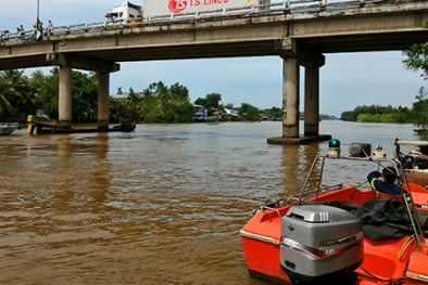 Hai vợ chồng tài công tử nạn do sà lan trăm tấn bị chìm