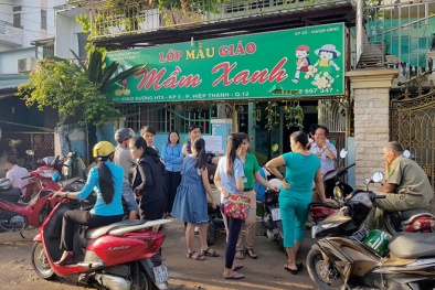 Phụ huynh ồ ạt kéo đến trường truy tìm bảo mẫu đánh trẻ