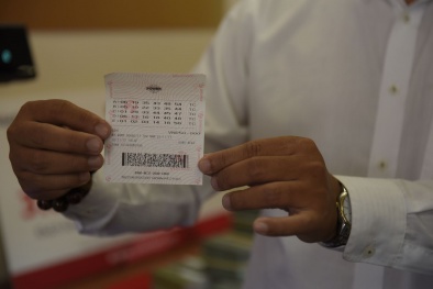 Xổ số Vietlott: Thay vì chuyển khoản, lần đầu tiên khách hàng lĩnh giải Jackpot bằng tiền mặt 