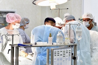 Bác sĩ lấy ra cả đống đồ kim loại từ dạ dày một người đàn ông