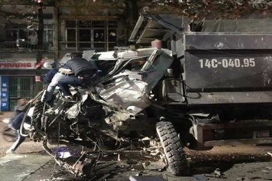 Tai nạn giao thông: 2 ô tô Howo đâm trực diện nát bét đầu