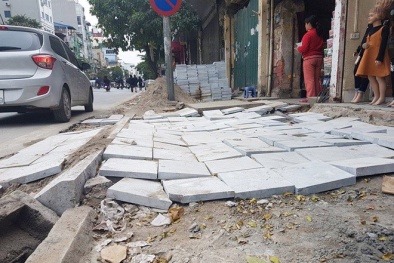 Hà Nội: Yêu cầu cạy đá lát 'bền 70 năm' bị vỡ lên làm lại