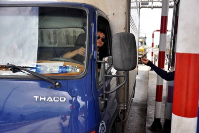 Trạm BOT Ninh An ở Khánh Hòa nhận 'mưa' tiền lẻ từ tài xế 