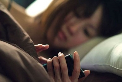 Liệt nửa người vì thói quen dùng điện thoại khi nằm