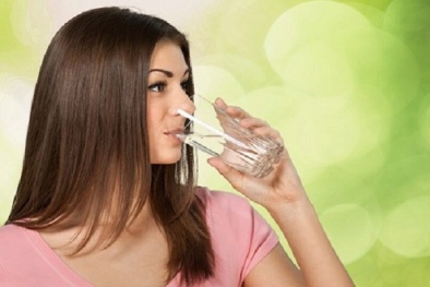 Chuyên gia y tế chứng minh uống 2 lít nước mỗi ngày là sai lầm