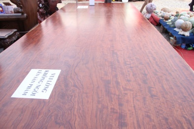 Choáng chiếc sập gỗ nghìn năm tuổi nặng 4 tấn, giá hơn 3 tỷ ở Hà Nội