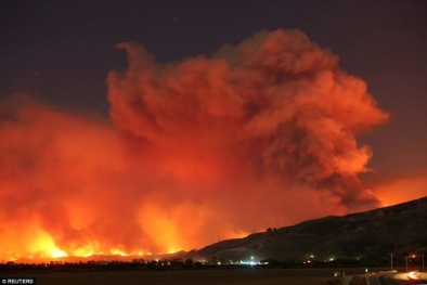 Gần 30 nghìn người dân sơ tán do cháy rừng ở California