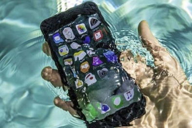 Thủ thuật ‘cứu sống’ điện thoại khi bị rơi xuống nước không thể bỏ qua