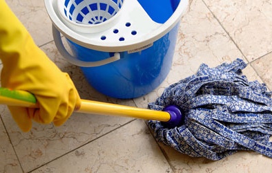 Nhà hàng đóng cửa vì nhân viên vắt nước bẩn từ cây lau nhà vào thau chén