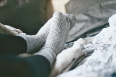 Đi tất khi ngủ vào mùa Đông gây hàng loạt tác hại đáng sợ ít ai ngờ