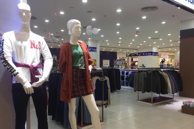 Trước Giáng sinh, nhiều người bán quần áo coi đây là 'thời điểm chết’