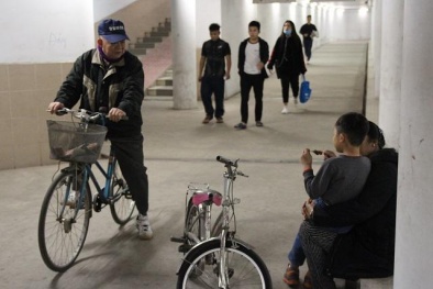 Người dân ở Hà Nội chui xuống hầm để tập thể thao
