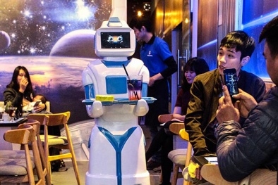 ‘Sốc’ với robot bồi bàn đầu tiên của Việt Nam xuất hiện ở Hà Nội