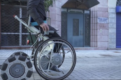 Chiếc xe lăn ‘mơ ước’ giúp người khuyết tật đứng dậy