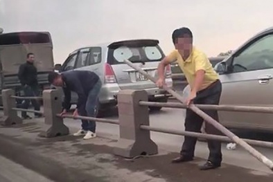 Tước bằng lái 2 tháng đối với tài xế tháo dải phân cách cầu Thanh Trì