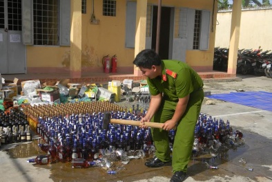 Long Biên: Hàng loạt cơ sở vi pham, gần 2.000 lít rượu không rõ nguồn gốc đã bị tiêu hủy