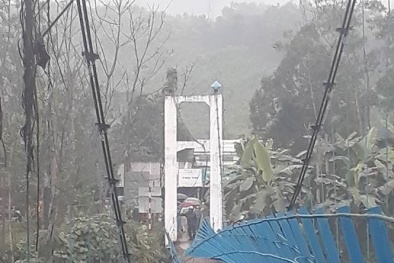 Quảng Nam: Cầu treo bắc qua sông Trường đứt cáp, một học sinh mất tích