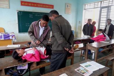 6 học sinh tiểu học mắc biểu hiện lạ nói nhảm, quậy phá