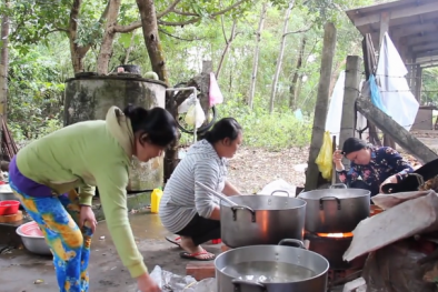 Nấu cơm miễn phí cho người dân tránh bão Tembin