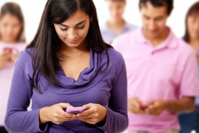 Nguy cơ biến dạng cột sống và bị liệt vì thói quen... cúi gập đầu dùng điện thoại