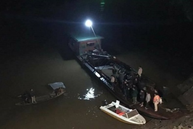 Ô tô rồ ga lùi thẳng xuống sông Hồng khiến 2 người tử vong