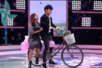 Ca sĩ Tuấn Khương mang xe đạp lên sân khấu 'Vì yêu mà đến' tỏ tình khiến Trà Ngọc rơi nước mắt