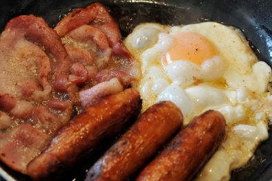 Thịt xông khói, giăm bông, xúc xích làm gia tăng nguy cơ mắc ung thư vú ở người lớn tuổi