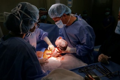 Bé sơ sinh bị lộ hết ruột gan ra ngoài được cứu sống ngoạn mục