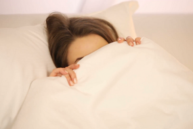 7 tác hại nghiêm trọng từ thói quen trùm chăn kín đầu khi ngủ