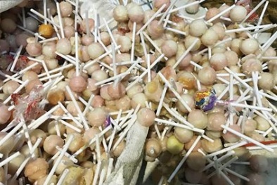 Phát hiện cơ sở 'phù phép' 11 tấn bánh kẹo đã chảy nước, bốc mùi hôi chua