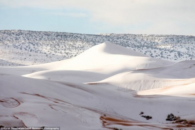 Bất ngờ khi tuyết rơi dày bao phủ sa mạc Sahara