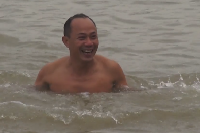 Người Hà Nội bơi trên sông Hồng trong thời tiết 10 độ