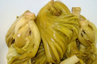 Bắt quả tang cơ sở muối dưa bằng phẩm màu công nghiệp