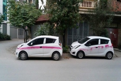 Hà Nội: Nhiều xe ô tô đỗ trên vỉa hè chung cư bị xịt sơn bẩn