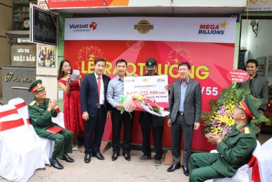 Xổ số Vietlott: Thay vì đeo mặt nạ, khách hàng đến từ Thanh Hóa đội mũ lưỡi trai nhận thưởng