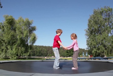 Trò chơi bạt nhún cực kỳ nguy hiểm cha mẹ tuyệt đối không cho con chơi