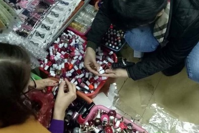 Cận cảnh sơn móng tay giá rẻ, không nhãn mác bày bán tràn lan