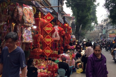 Nhộn nhịp thị trường đồ trang trí Tết Mậu Tuất