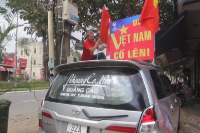 Doanh nghiệp mua cờ, in băng rôn cho nhân viên cổ vũ U23 Việt Nam