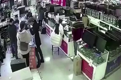 Pin điện thoại nổ tung khi bị khách hàng cắn thử