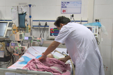 Vụ bé 8 tháng tuổi bị tiêm nhầm thuốc: Gia đình đau đớn chờ kết quả khám nghiệm