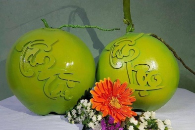 Tết Mậu Tuất: Dừa khắc chữ được ‘hét’ giá 800 ngàn một quả tại Hà Nội